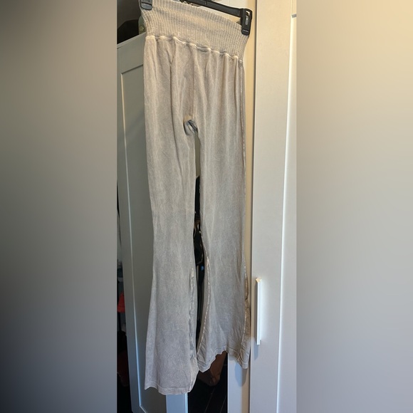 NWOT FREE PEOPLE MOVEMENT GOOD KARMA FLARE LEGGING IN ICE GREY - Picture 7 of 9